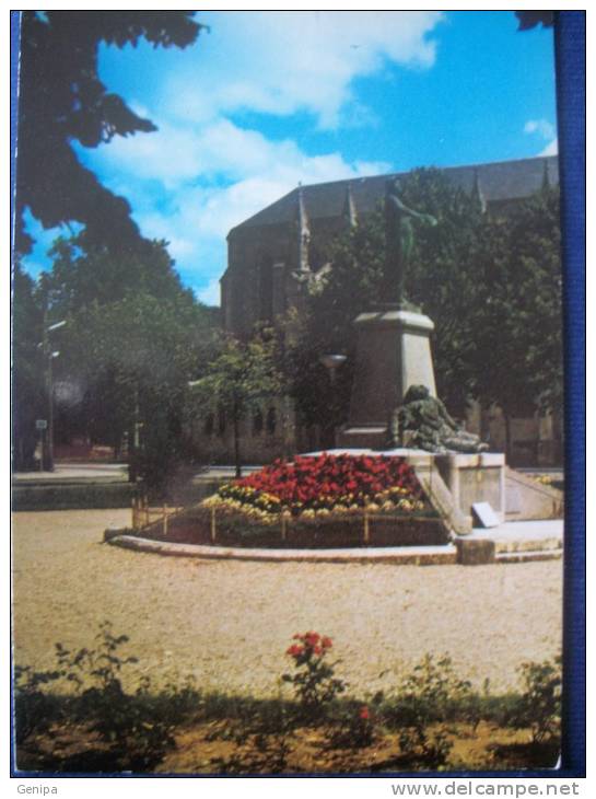 LESPARRE- MEDOC - Place De L' Eglise - Le Monument Du à Chrétien - Lesparre Medoc
