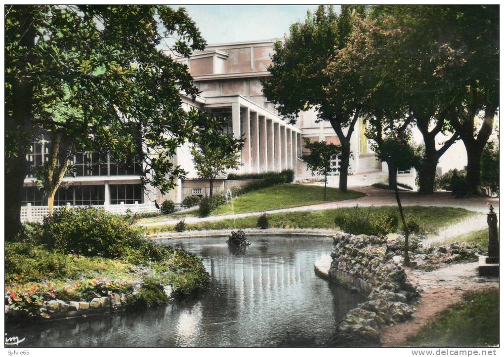 NARBONNE - Aude _ Les Jardins,la Piscine,le Palais Du Travail Et Du Sport. - Narbonne