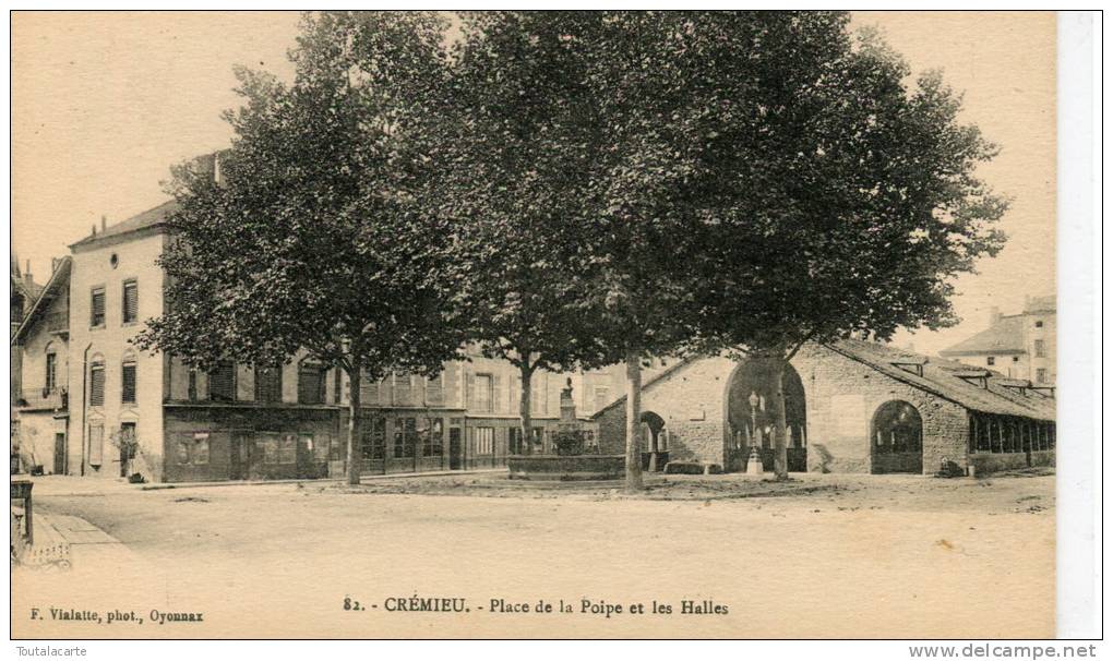 CPA 38 CREMIEU PLACE DE LA POIPE ET LES HALLES - Crémieu