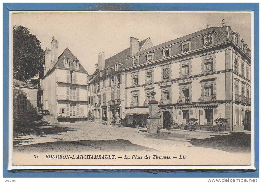 03 - BOURBON L'ARCHAMBAULT --  La Place Dees Thermes - Bourbon L'Archambault