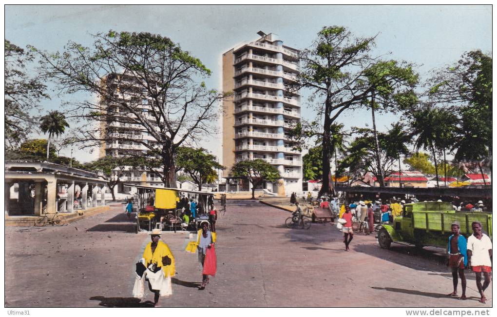 CPSM CONAKRY GUINEE LES GRATTE CIEL DE BOULBINET  ANIMATION CAMIONNETTE - Guinee