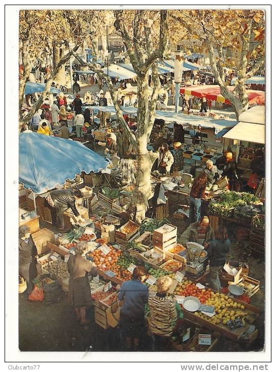 La Garde-Freinet  (83) : Vue Aérienne Sur Le Marché Aux Fruits Et Légumes En 1987 (animé). - La Garde Freinet