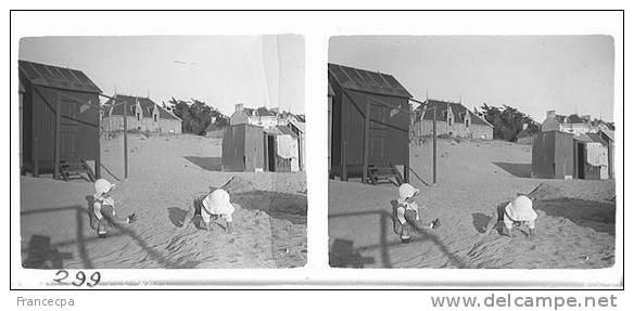 299 - LOIRE ATLANTIQUE - PORNICHET Robert Et Geneviève Sur La Plage 1926 (positive) - Diapositivas De Vidrio