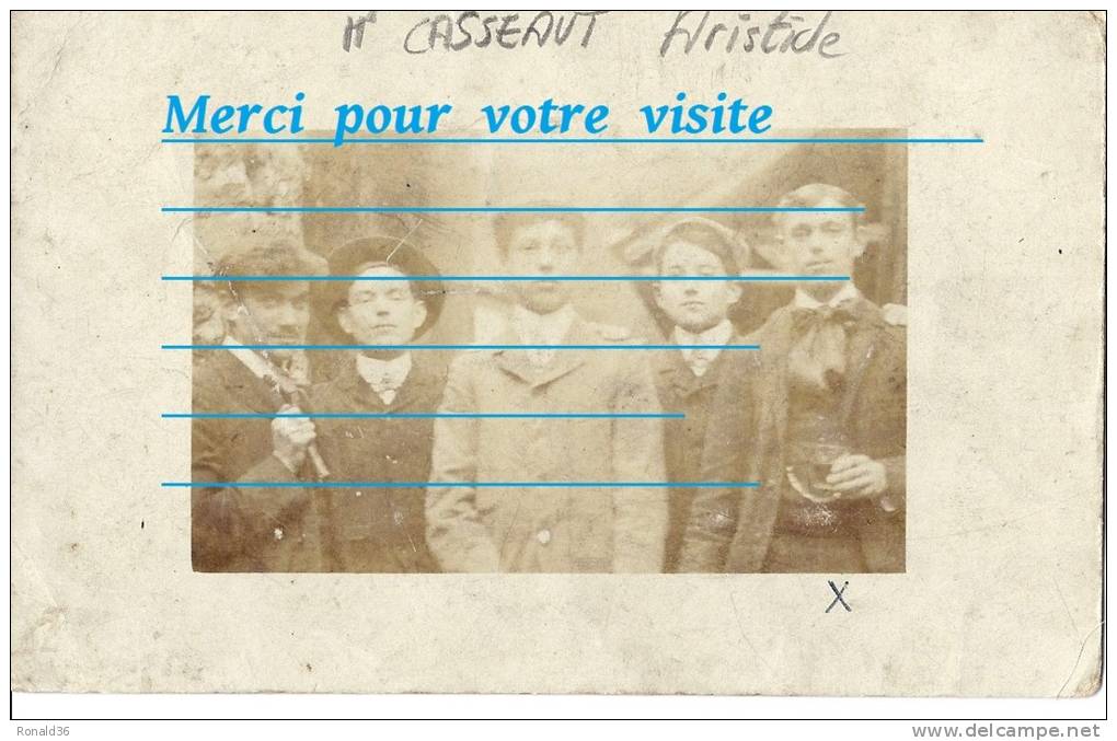 Cp Homme : Portrait  De Aristide CASSEAUT Et De Ses Copains (  Mode  ) Habitation Batiment - Genealogy