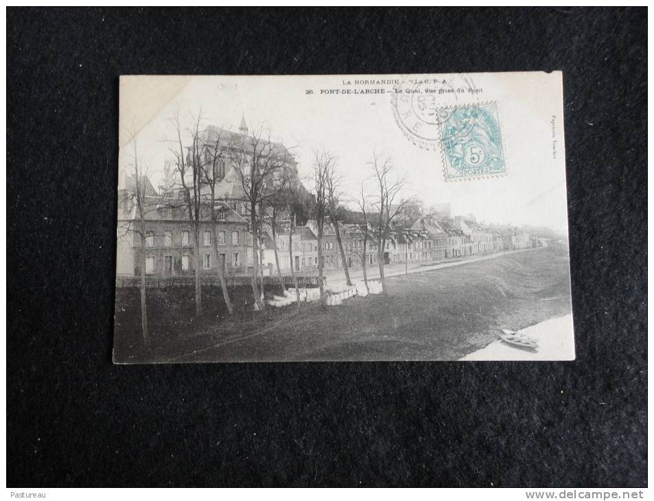 Pont - De -  L ' Arche : Le  Quai , Vue Prise Du Pont. Un Jour De Lessive . - Pont-de-l'Arche