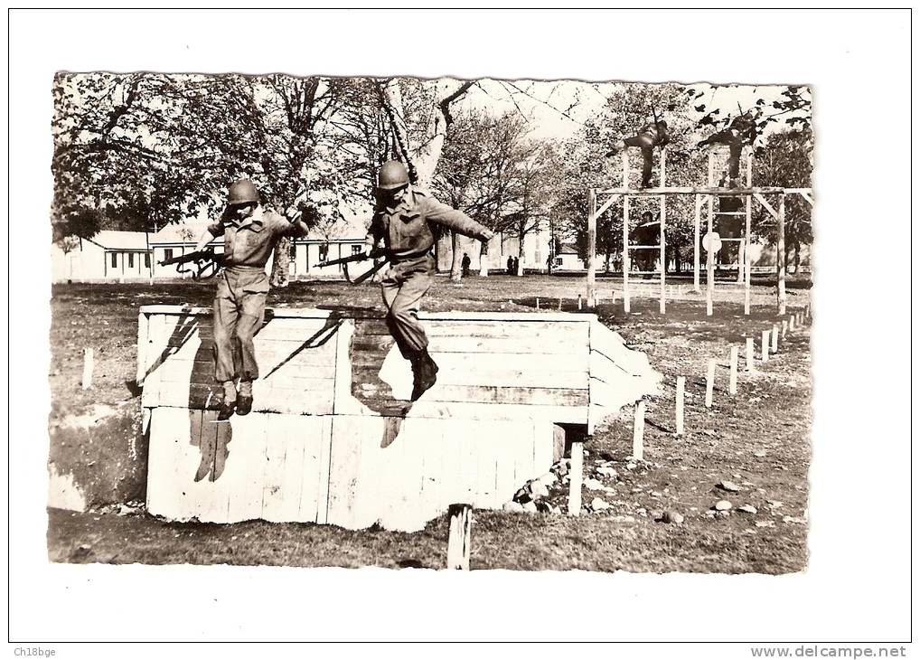 CSM : Parcours Du Combattant : Saut De La Fosse : 2 Soldats Sautant Au-dessus D'une Palissade Dans Une Fosse - Manoeuvres