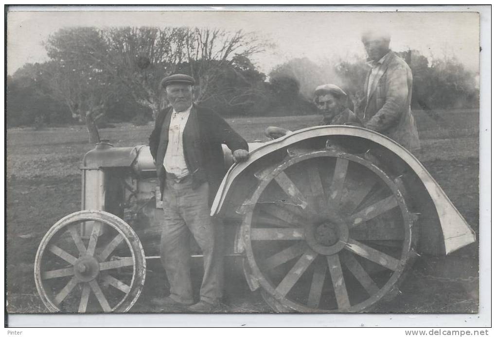 Personnes Sur Un TRACTEUR - CARTE PHOTO - Tracteurs