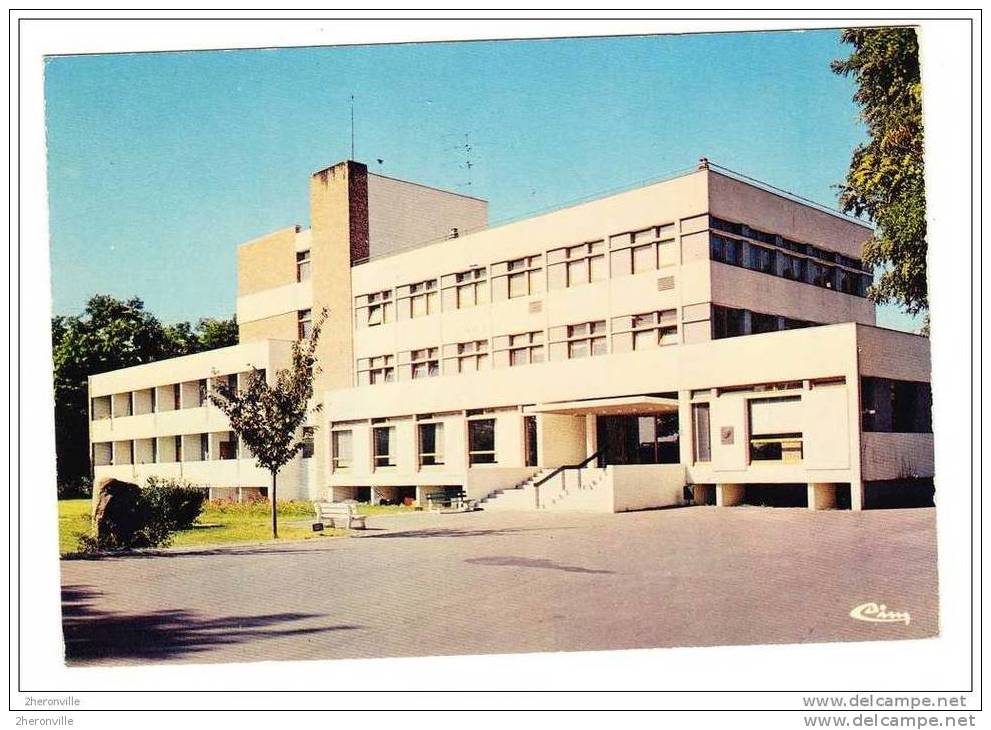 CPSM - FLEURY MEROGIS - Centre Jean Moulin - Clinique Manhés - 1977 - Fleury Merogis