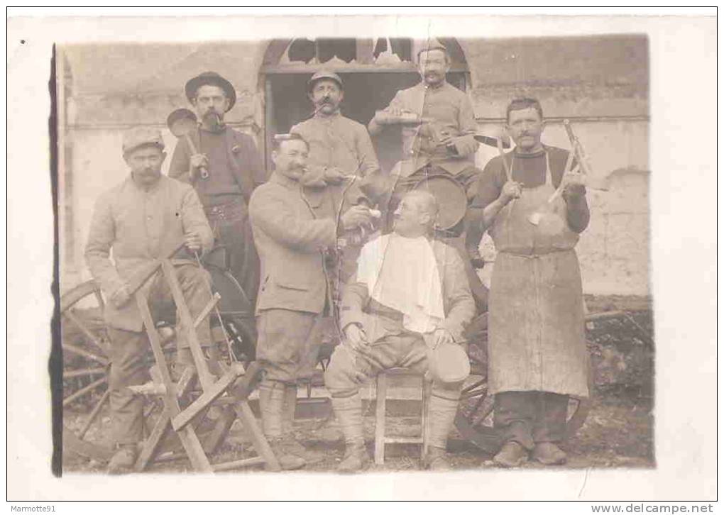 CARTE PHOTO GROUPE POILU BARBIER RASAGE GRANDE GUERRE TERRITORIAUX PEPERES ??? - 1914-18