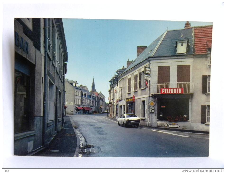 CPM (23) Creuse - CHENERAILLES - La Rue Principale - Voiture Renault 15 - Chenerailles