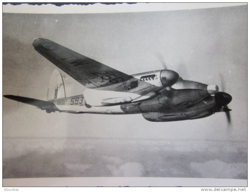 MILITARIA Photo ,Photographie Avion à Hélices En Vol (à Identifier)Base Aérienne (BAG 1951 écrit Au Verso Photo) - Aviation