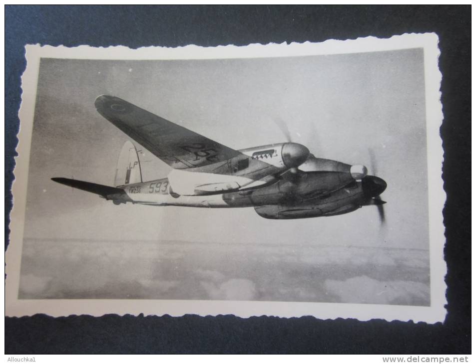 MILITARIA Photo ,Photographie Avion à Hélices En Vol (à Identifier)Base Aérienne (BAG 1951 écrit Au Verso Photo) - Aviation