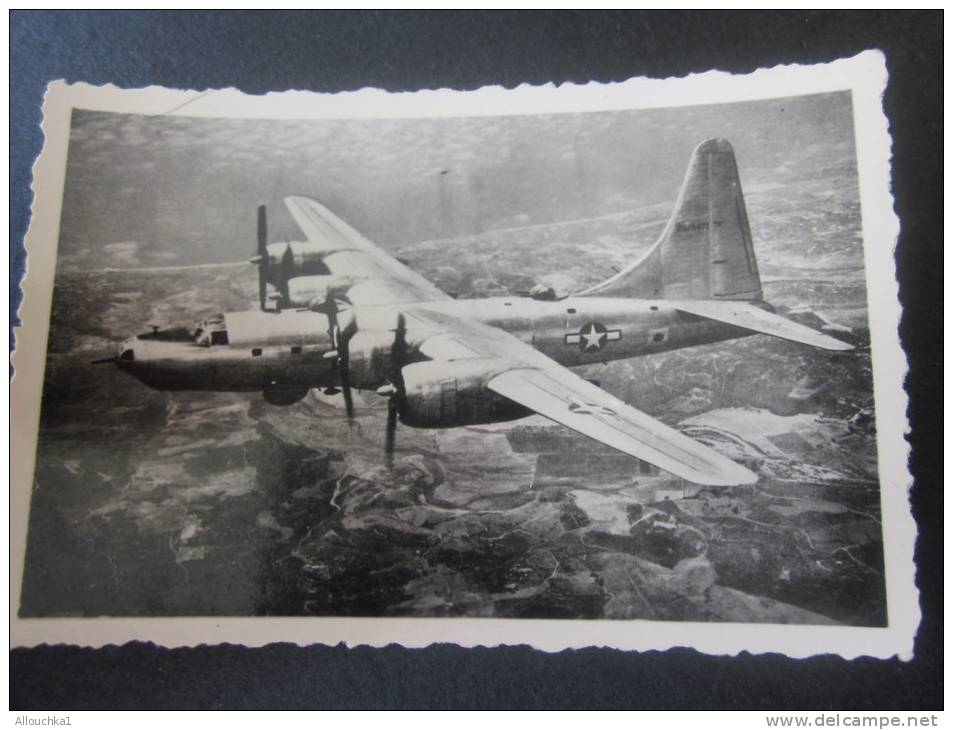 MILITARIA Photo (Gevaert) ,Photographie Avion à Hélices En Vol Au-dessus D'une Ville(modèle Type Américain à Identifier) - Fliegerei