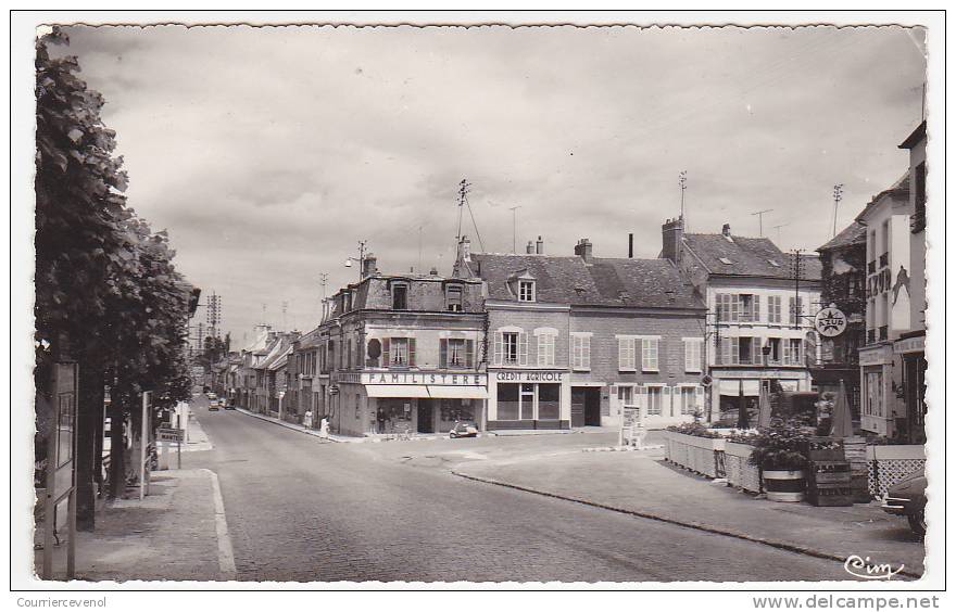 CPSM - MARINES (Seine Et Oise) - Place Ernest Peyron - Marines