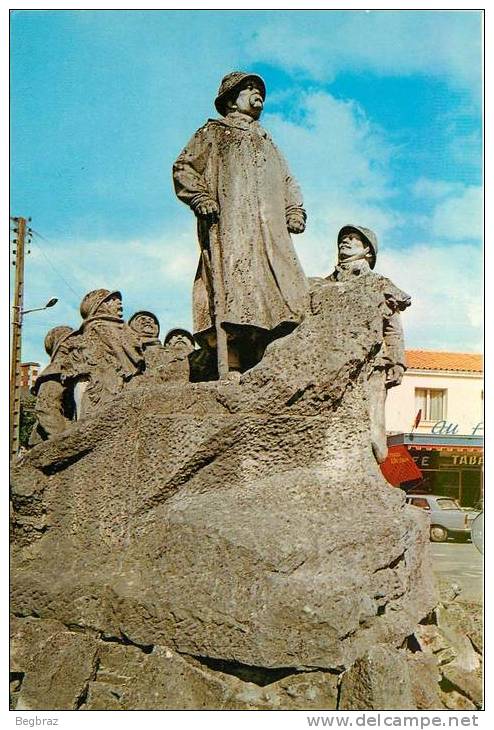 ST HERMINE      GEORGES CLEMENCEAU   LE MONUMENT   SICARD - Sainte Hermine