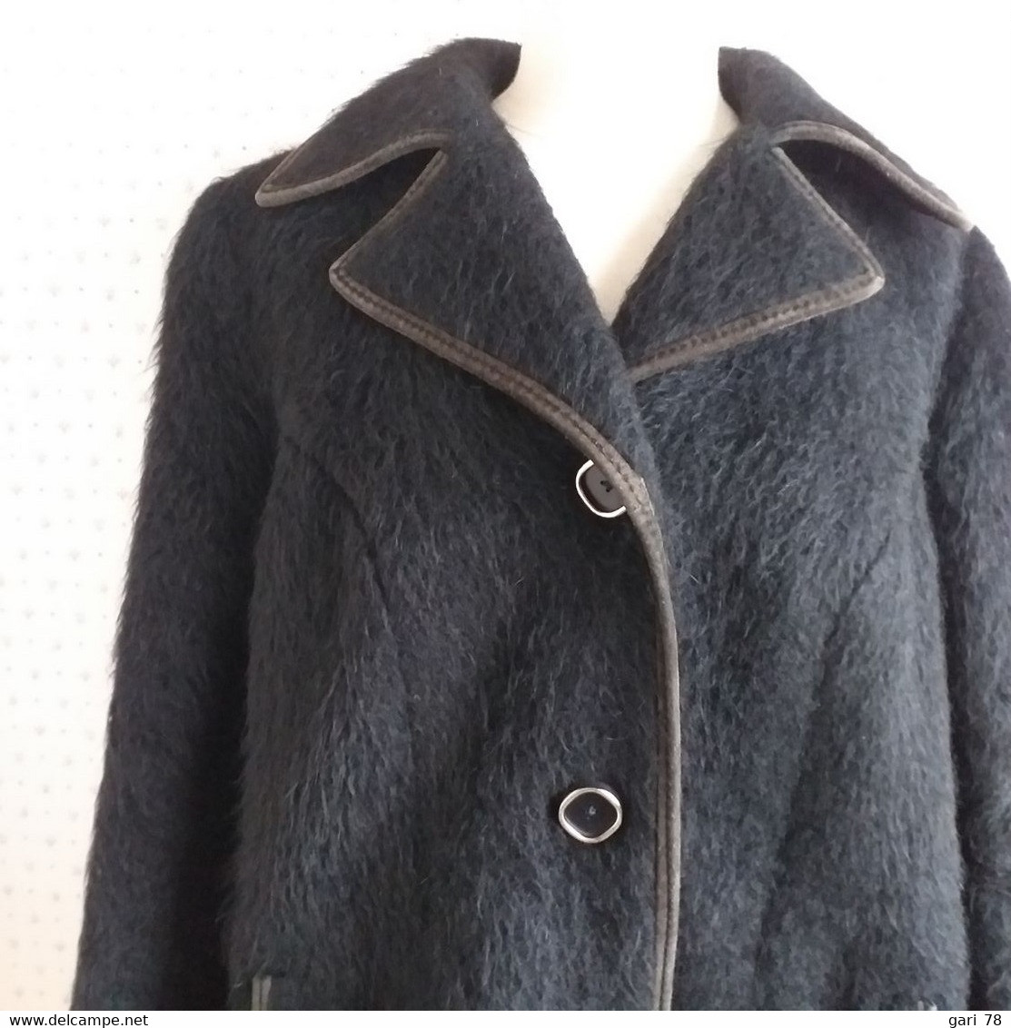 Manteau Ancien En Laine De Lama Taille 42  De Couleur Noire - 1940-1970