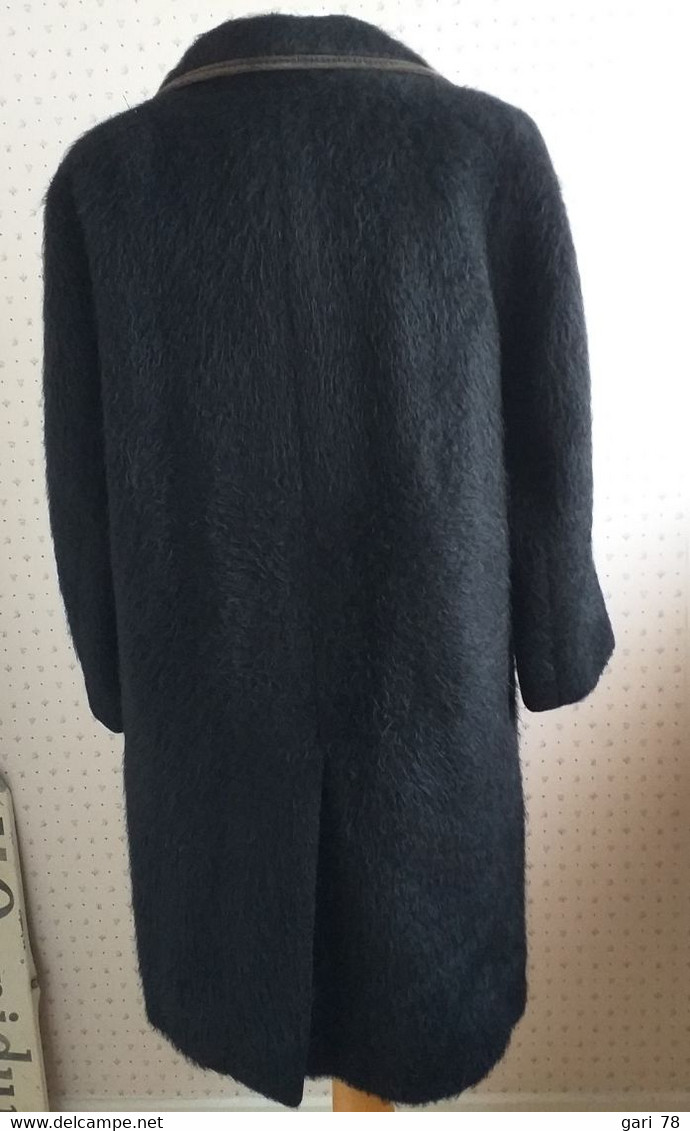 Manteau Ancien En Laine De Lama Taille 42  De Couleur Noire - 1940-1970