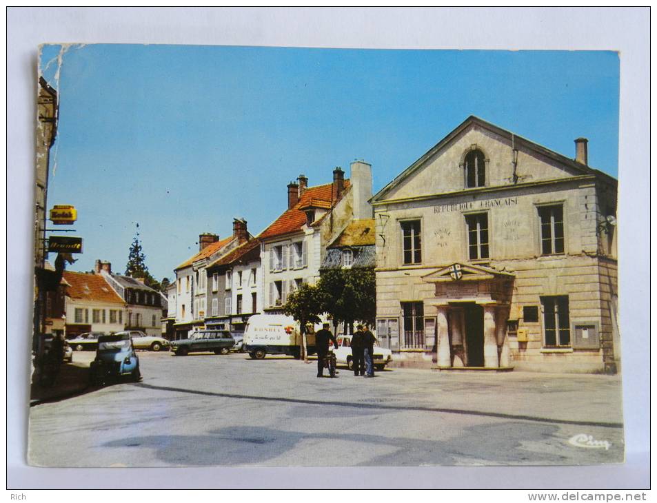 CPM (91) Essonne - LIMOURS - Place Du Marché - La Mairie - Caminette Vache Qui Rit Bonduel - Limours