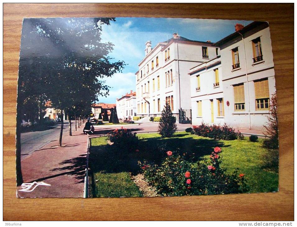 VAUX-en-VELIN   La Mairie, L'école De Filles Et La Poste  Années 70 - Vaux-en-Velin