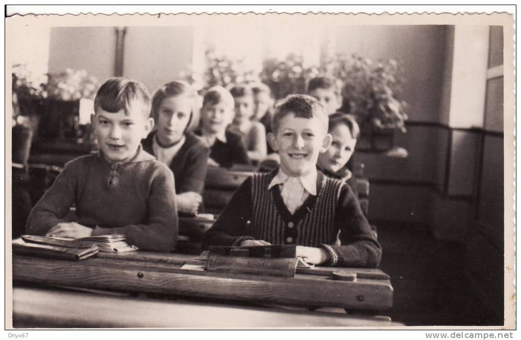 Carte Postale Photo -Intérieur D´une Salle De Classe-ECOLE-ENSEIGNEMENT -Enfant Au Pupitre-A SITUER-VOIR 2 SCANS- - Photographs