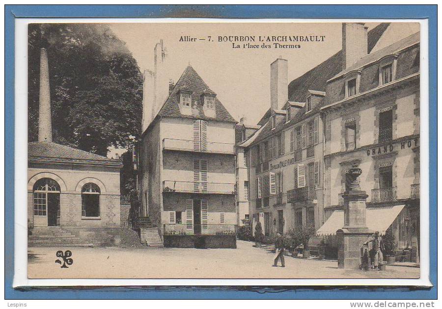 03 - BOURBON L'ARCHAMBAULT -- La Place Des Thermes - Bourbon L'Archambault