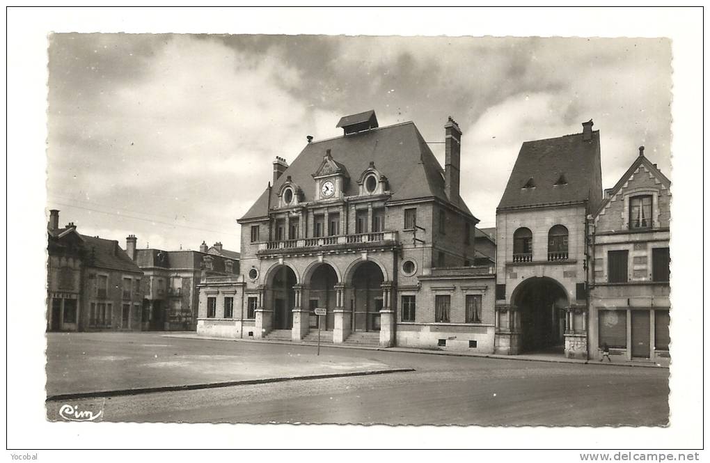 Cp, 08, Attigny, L'Hôtel De Ville Et Le Dôme - Attigny