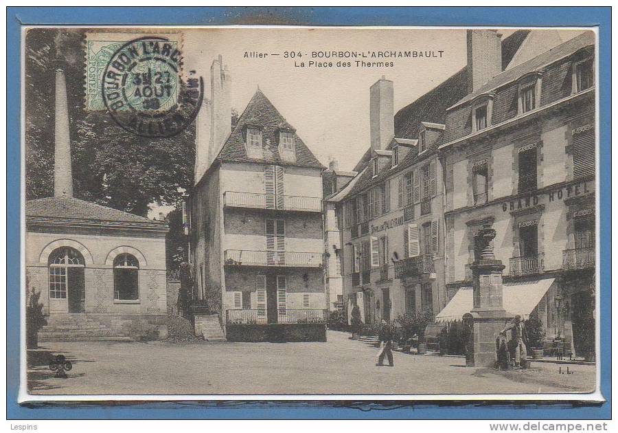 03 - BOURBON L'ARCHAMBAUL -- La Place Des Thermes - Bourbon L'Archambault