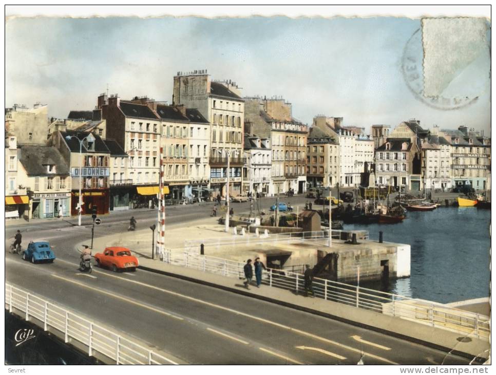 CHERBOURG - Le Pont Tournant Et Les Quais   .  CPM Dentelée. - Cherbourg
