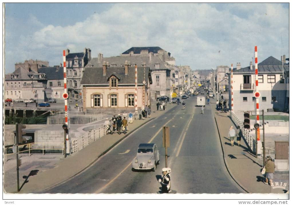 CHERBOURG - Le Pont Tournant Et La Rue Du Val De Saire.  Beau Plan De 2 CV   .  CPM Dentelée. - Cherbourg