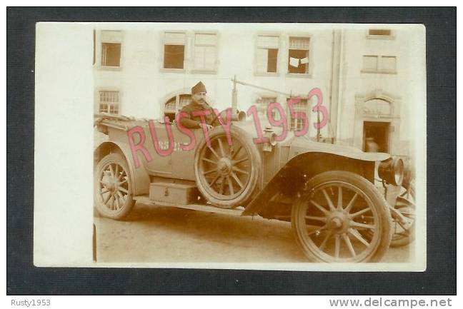 10:74: MILITARIA : CPA : CARTE : PHOTO MILITAIRE : SOLDAT & VOITURE ANCIENNE  : - Matériel