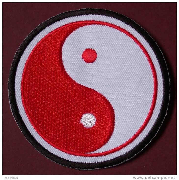 Patch Rouge Thermocollant  ECUSSON à Coudre  YIN YANG  COREE KOREA TAOISME TAIJITU  PORT OFFERT - Religión & Esoterismo