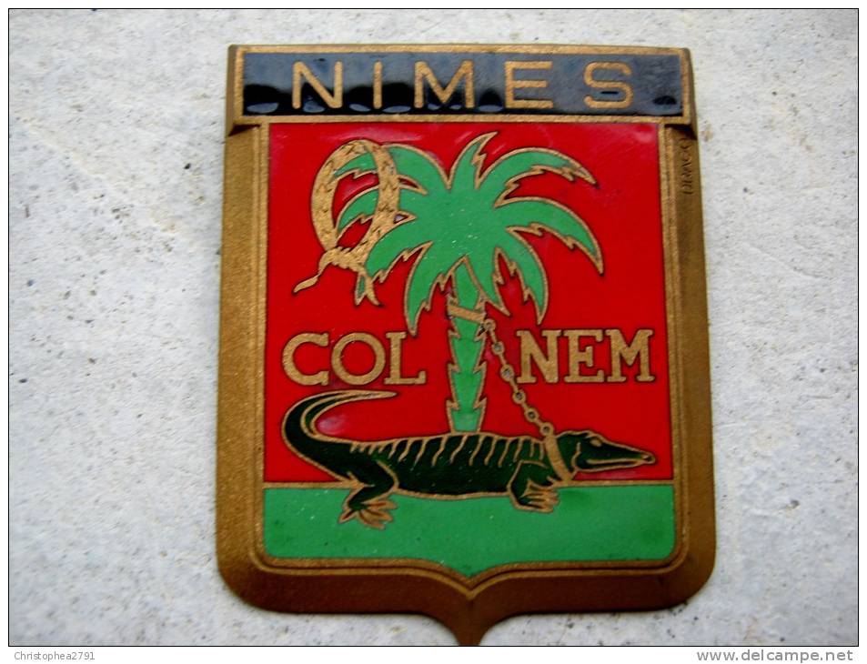 RARE ANCIENNE PLAQUE DE CALANDRE EMAILLEE ANNEE 1950 NIMES 30 DRAGO PARIS - Automobile