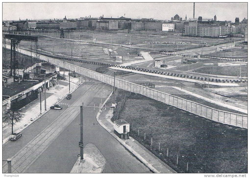 BERLIN - Potsdamer Platz, Verlassene / Place Potsdamer, Déserte, Sauf 3 Voitures Dont Cox VW ! - TBE, Neuve, 2 Scans - Autres & Non Classés