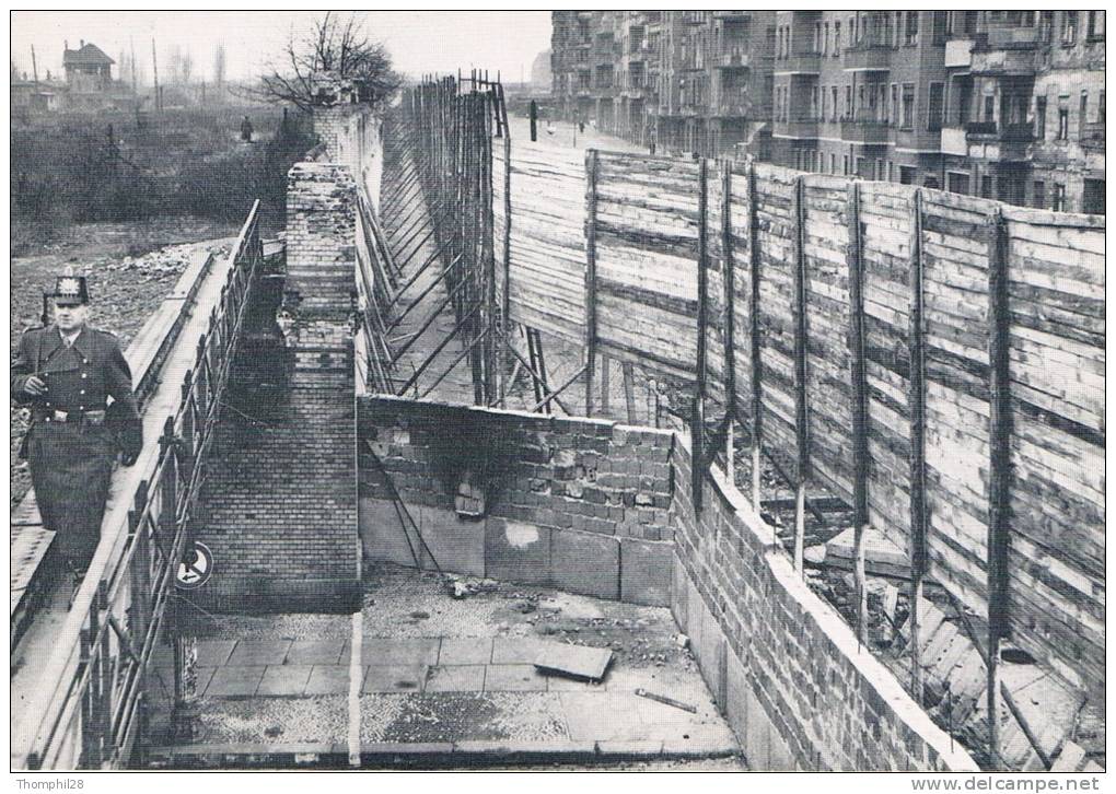 BERLIN - Westberliner Polizist über Dem Gleimtunnel, Vor "Sichtblenden" / Policier De Berlin-Ouest Sur Le Tunnel Gleim - Muro Di Berlino