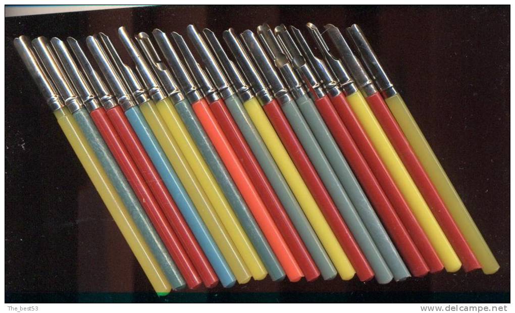 Lot De 100 Porte Plumes Plastique Année 60/70   (L 12.5 Cm)  Neuf - Pens