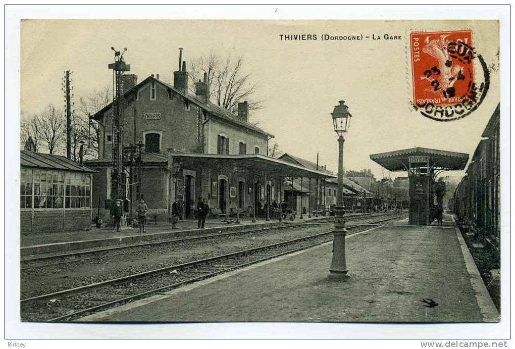 CPA  Animé De THIVIERS - La Gare - Wagon / Antenne De Télécommunication / Nbeux Passagers Sur Les Quais / DORDOGNE - Thiviers