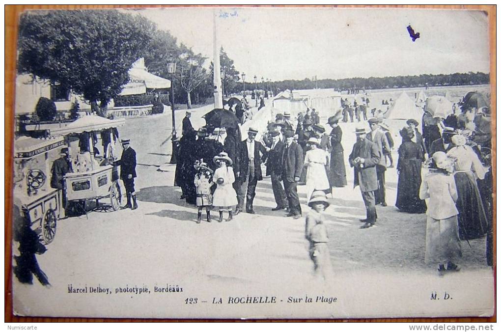 Cpa LA ROCHELLE - Sur La Plage - Marchands De Glaces - La Rochelle