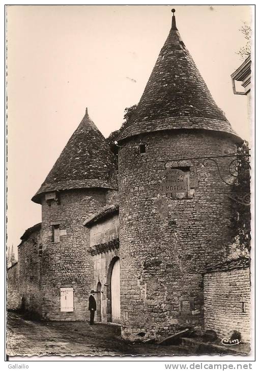 CPSM PEU COMMUNE VILLEFAGNAN LES TOURS ENTREE DE L´ANCIEN CHATEAU EDITION COMBIER - Villefagnan