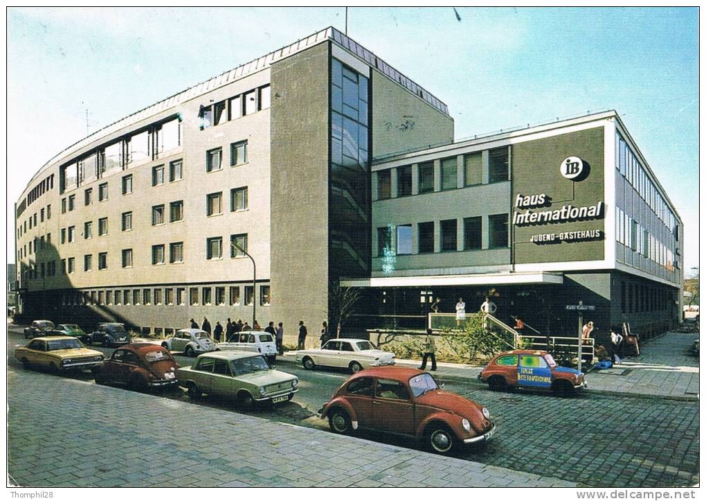 HAUS INTERNATIONAL MÜNCHEN - Animation : Voitures Stationnées : Cox VW, 4L, Fiat, Ford ...- Circulée En 1976,  2 Scans - Muenchen