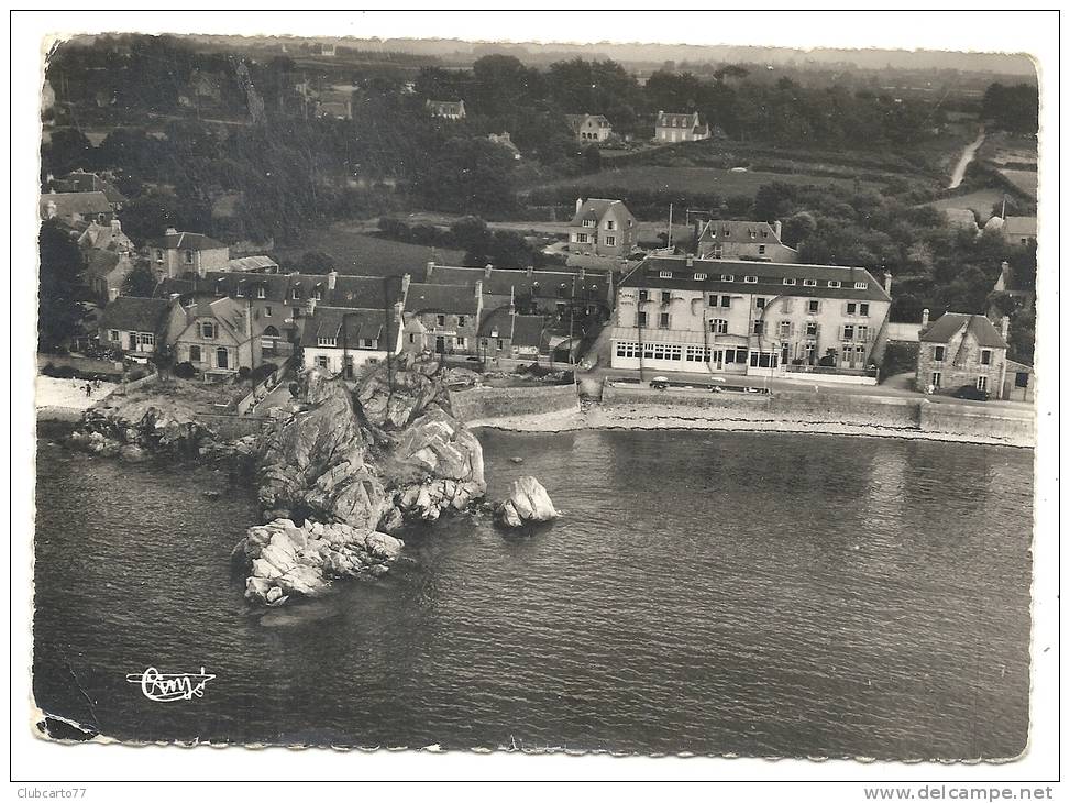 Penvénan (22) : Vue Aérienne Au Niveau Du Centre De La Plage De Port Blanc Env 1950 (animé). - Penvénan