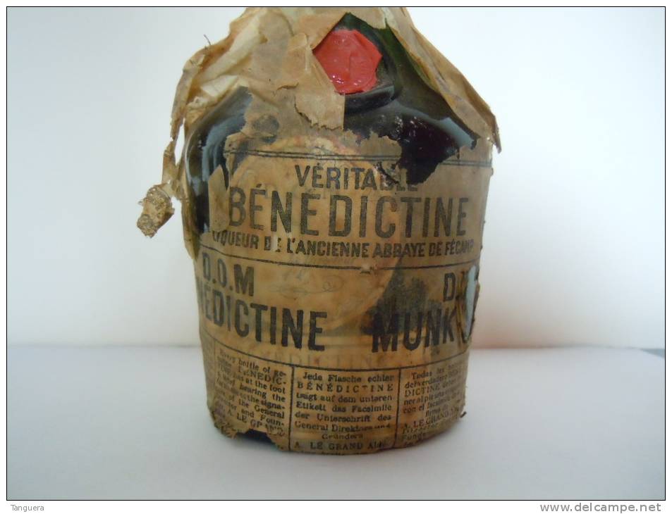 Ancienne Bouteille Benedictine Encore Fermé L'emballage D'origine Vintage 0,375 Ou 0,5 Littre H 21 Cm Diam En Bas 7,5 Cm - Autres & Non Classés