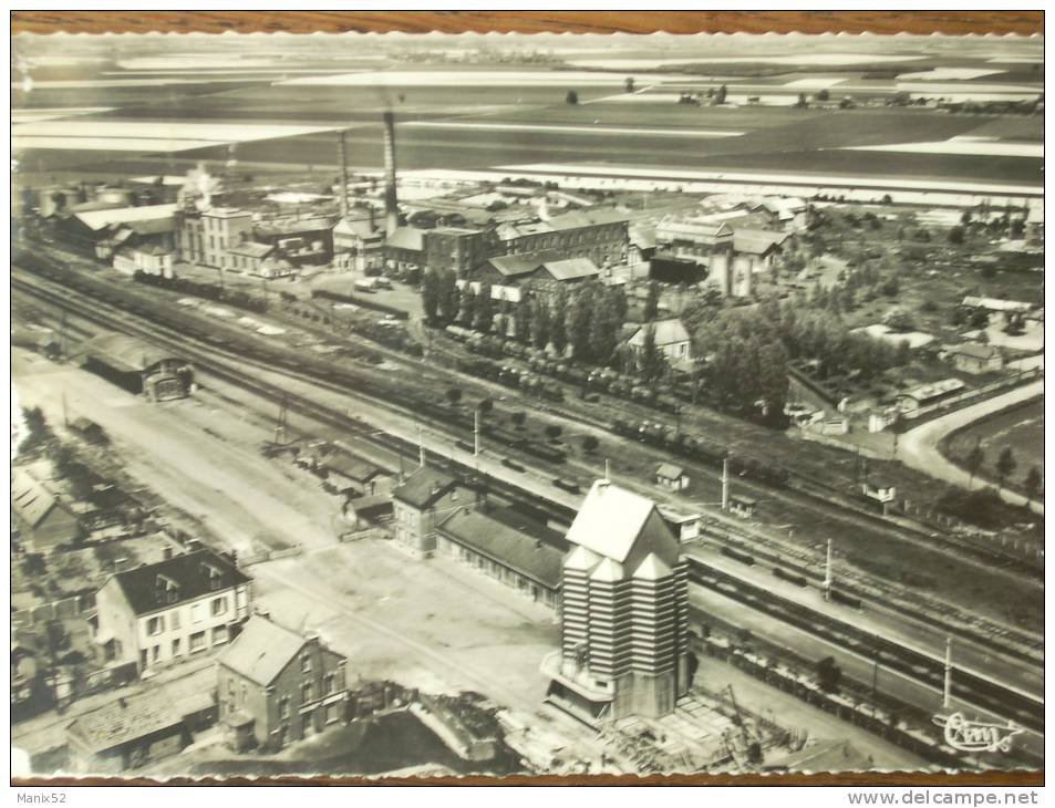 80 - NESLE - Les Usines - Vue Aérienne. (la Gare ?) CPSM - Nesle