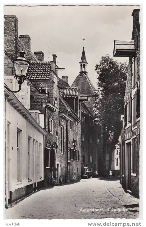 Amersfoort - 't Latijntje: OLDTIMER STATIONWAGEN & SCOOTER- Straatscene - Auto/Car/Voiture - Holland/Nederland - Toerisme