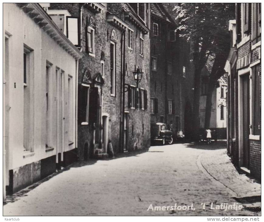 Amersfoort - 't Latijntje: OLDTIMER STATIONWAGEN & SCOOTER- Straatscene - Auto/Car/Voiture - Holland/Nederland - Toerisme