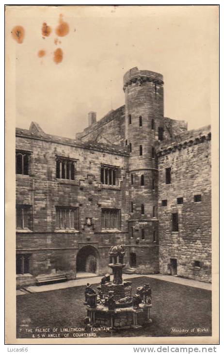 C1930 THE PALACE OF LINLITHGOW - FOUNTAIN &amp; SW ANGLE OF COURTYARD - West Lothian