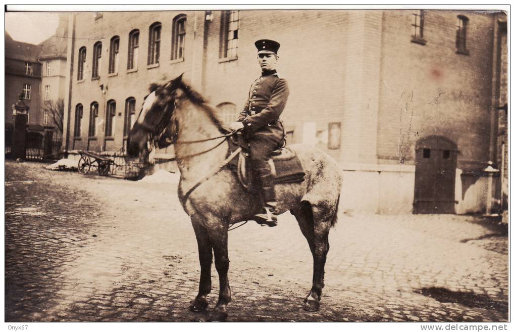 Carte Postale Photo Militaire Allemand -Cavalier à Cheval  Dans Cour Caserne à Situer ? à Localiser ? - - Barracks