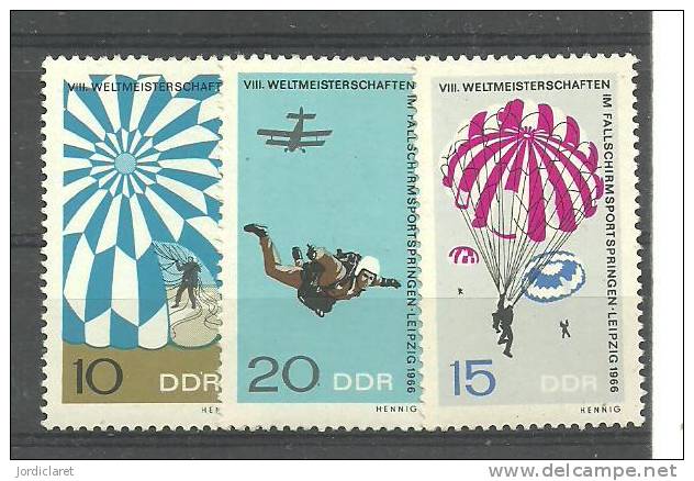 DDR 1966 - Parachutting