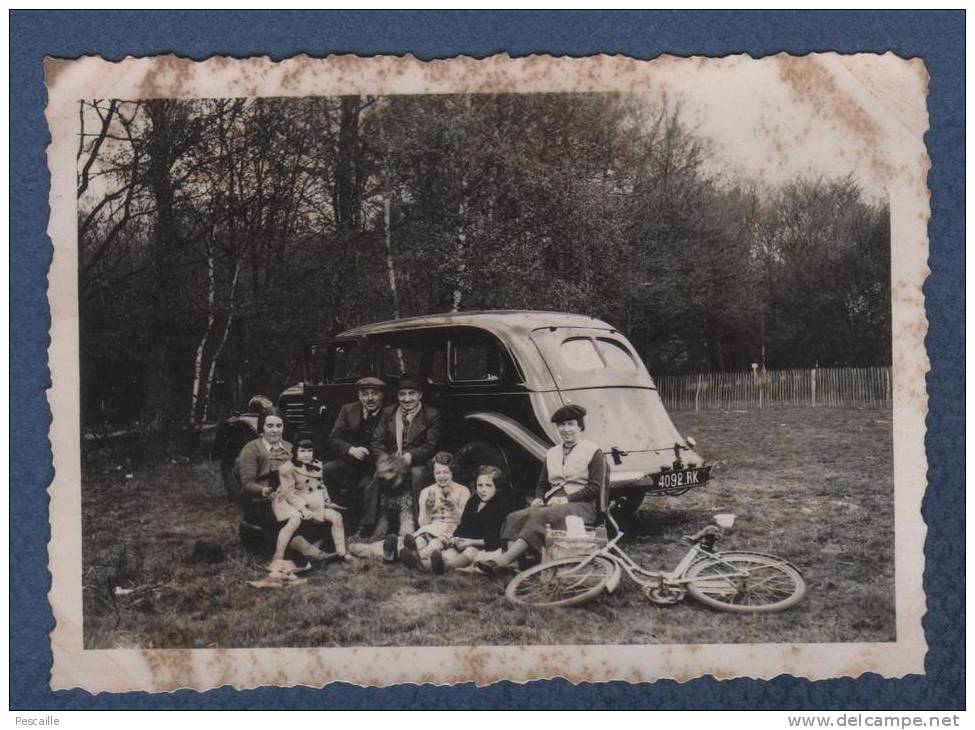 PHOTOGRAPHIE D´UN PIQUE NIQUE FAMILIAL DEVANT UNE AUTOMOBILE PEUGEOT 402 COMMERCIALE - 8.7 X 6.1 Cm - Automobile