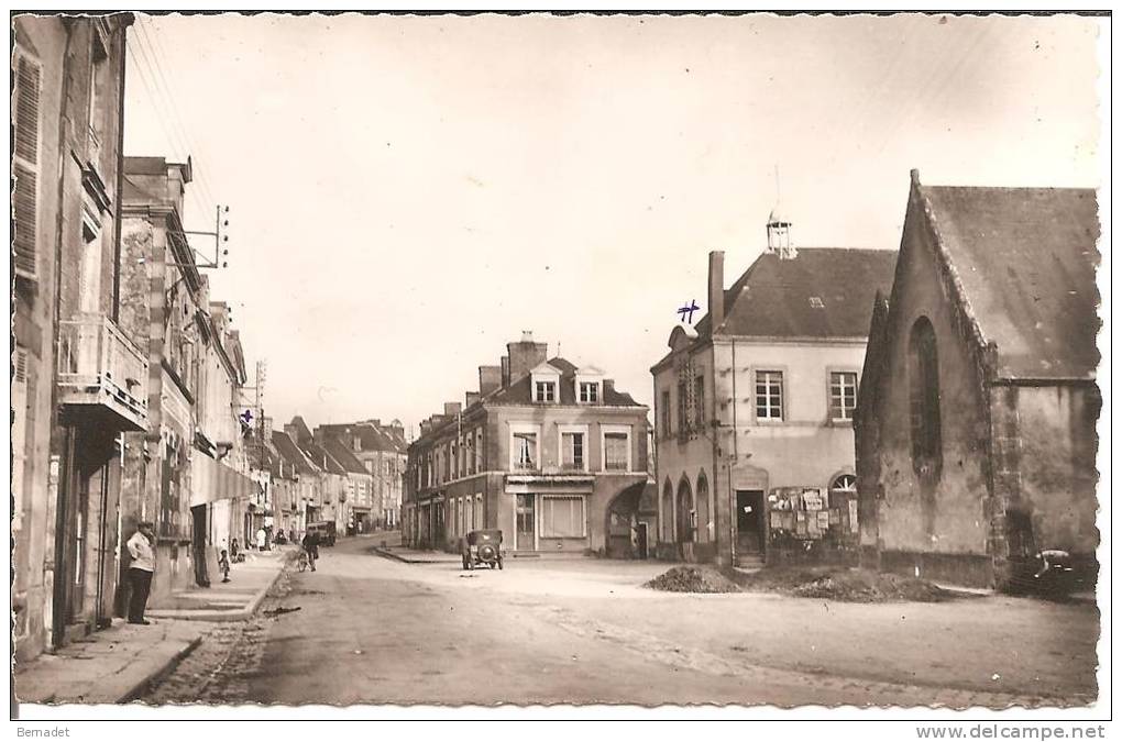 BAIS ..  LA PLACE ET LA RUE PRINCIPALE - Bais