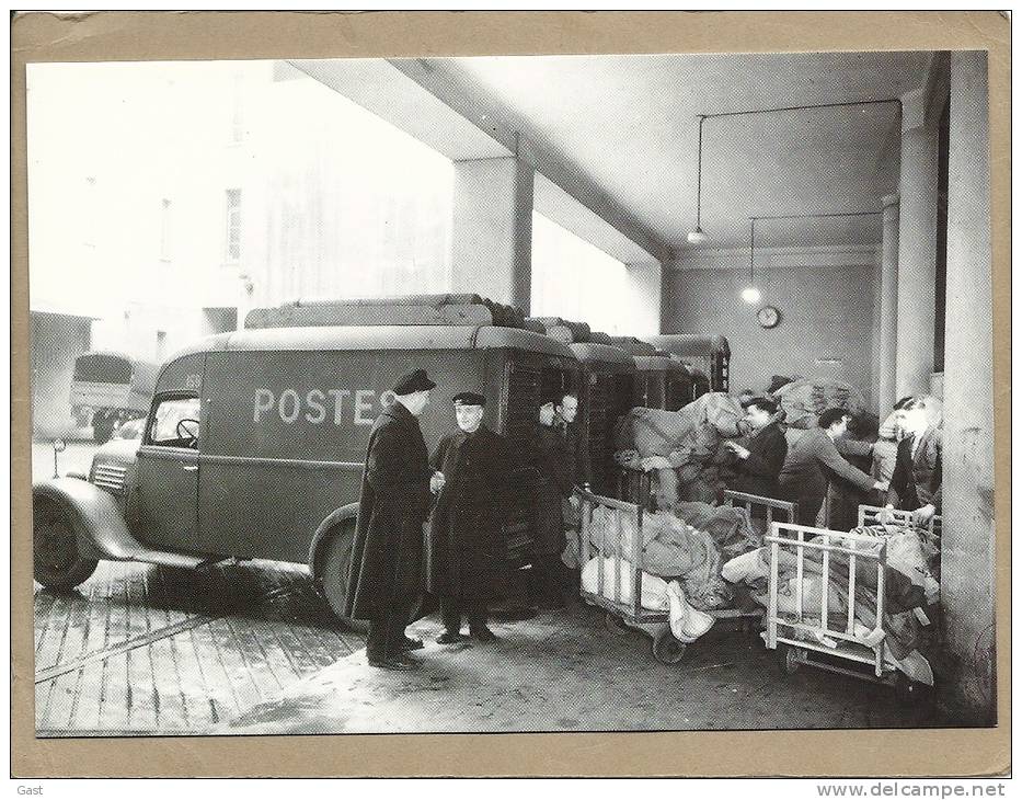 PARIS   ARRIVEE  ET  DEPART  DU  COURRIER 1945 - Camions & Poids Lourds